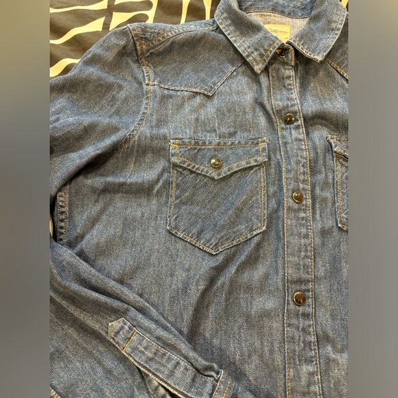 Gap western style Jean shirt M with snap button. - Picture 4 of 5